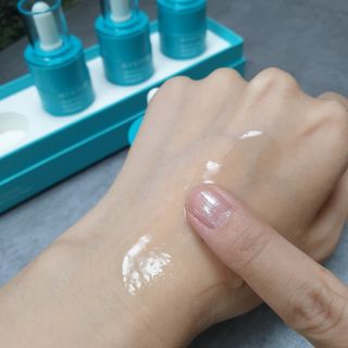 아로메르 리바이탈라이징 블루밍 앰플 10ml x 4ea — 5점을 준 리뷰어가 2021년 8월 올린 사용 사진