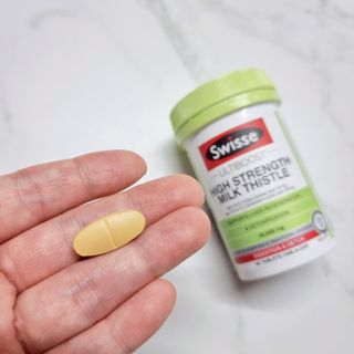 Swisse 스위스 고함량 밀크씨슬 35,000mg 60정 — 4점을 준 리뷰어가 2021년 11월 올린 사용 사진