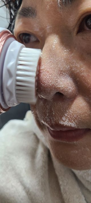 디하우트 랩 디하우트랩 클렌징 피부관리기 진동클렌저 실리콘+2종 인조모 브러시 — 5점을 준 리뷰어가 2021년 11월 올린 사용 사진