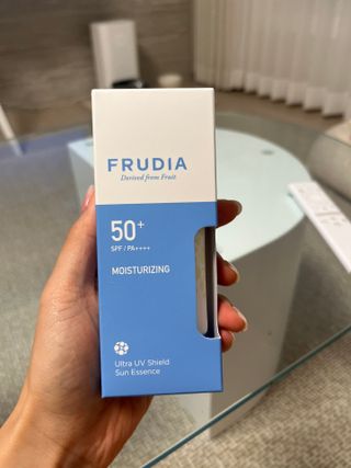 틱톡 [후르디아] 백탁NO! 화잘먹 수분광 선 에센스✨ — 5점을 준 리뷰어가 2023년 5월 올린 사용 사진
