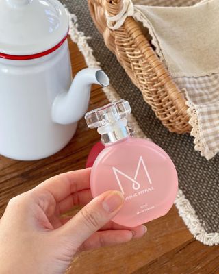자연스러운 샴푸향이 나는 메블릭퍼퓸 케라 50ml +상큼달달한 라즈베리향이 나는 메블릭퍼퓸 라즈베리 50ml — 5점을 준 리뷰어가 2022년 9월 올린 사용 사진