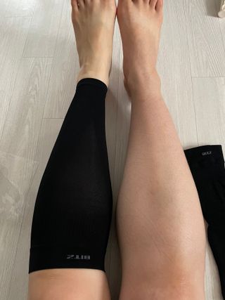 하트플로우 종아리 압박 밴드 스타킹 — 5점을 준 리뷰어가 2022년 10월 올린 사용 사진