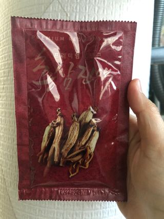 서울약사신협_프리미엄 6년근 홍삼진액_70mlx30포 — 5점을 준 리뷰어가 2021년 2월 올린 사용 사진