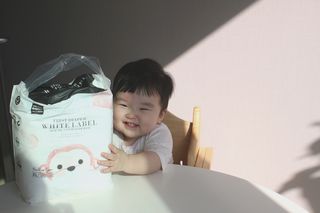 마더케이 처음 화이트라벨 팬티기저귀 — 5점을 준 리뷰어가 2021년 10월 올린 사용 사진