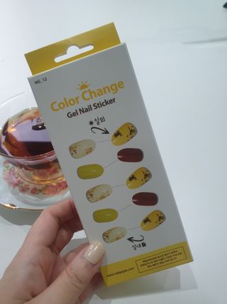 [네일가게] 햇빛에 닿으면 색이 변하는 신기한 햇살 반전 네일스티커_B — 5점을 준 리뷰어가 2021년 9월 올린 사용 사진