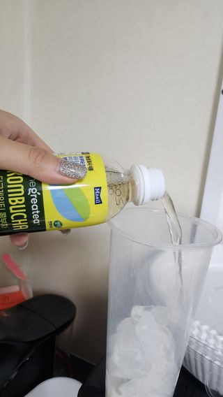 더그레잇티 콤부차 [매일유업] 더그레잇티 44kcal 콤부차 300ml *12개입 (오리지널 6개+베리리치 6개) — 3점을 준 리뷰어가 2023년 8월 올린 사용 사진