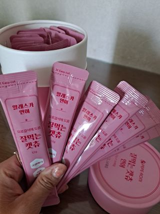 페페로니 잘 먹는 캣츄 - 알래스카 연어 24개입 — 5점을 준 리뷰어가 2021년 7월 올린 사용 사진
