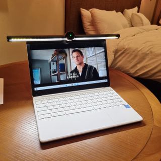 TOMO GRAPHY 나 있을땐 환한 조명 나 없을땐 확실한 살균 ★ DESK LIGHT & STERILIZER [ON] ★ — 5점을 준 리뷰어가 2021년 11월 올린 사용 사진