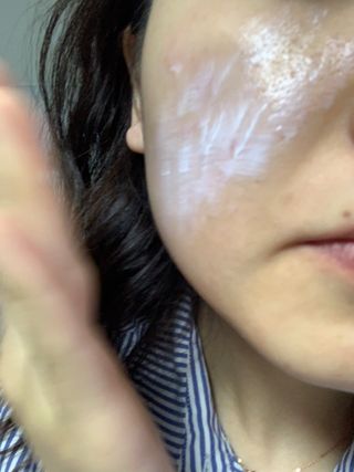 리더스코스메틱 리더스 카밍 바이오틱스 선 에센스 SPF 50+ PA++++ — 5점을 준 리뷰어가 2022년 5월 올린 사용 사진