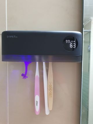 디하우트 랩 디하우트랩 UV 무선 칫솔살균기하루 8회 자동 살균 — 5점을 준 리뷰어가 2021년 11월 올린 사용 사진