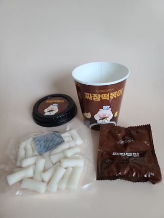 유비쿡 컵떡볶이 매운컵떡볶이2개/ 짜장컵떡볶이 2개  총 4개세트 — 5점을 준 리뷰어가 2021년 2월 올린 사용 사진