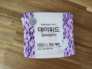 나무드 [데이위드] 국내생산 생리대 가벼운 초 슬림핏 프레쉬 씬 순면커버 생리대 10개입X1팩 — 4점을 준 리뷰어가 2021년 10월 올린 사용 사진