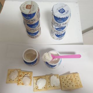 매일바이오 그릭요거트 오리지널 플레인 4개, 로스터리 커피믹스 4개 — 5점을 준 리뷰어가 2021년 12월 올린 사용 사진