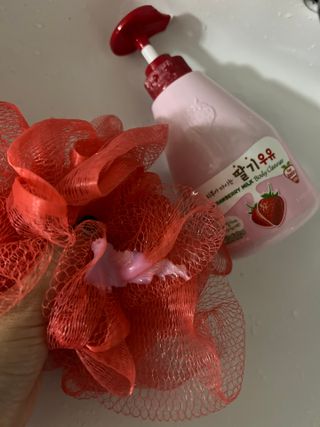 [과일나라] 피부가 마시는 딸기우유 바디클렌저&바디로션 — 5점을 준 리뷰어가 2022년 10월 올린 사용 사진