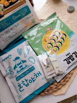 해풀잎 누구나 김밥*1ea [(혼합야채 35g *1ea,  김밥김 (5g, 5ea),  양념간장 (6g, 5ea), 참기름(5g, 2ea)] — 5점을 준 리뷰어가 2022년 10월 올린 사용 사진