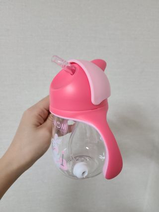 유비맘 트라이탄 코니빨대컵_컬러 랜덤 발송 — 5점을 준 리뷰어가 2021년 3월 올린 사용 사진