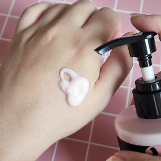 난나 살몬 스파이더 검버섯 미백 톤업 화이트닝 연어 앰플 크림 300ml 대용량 — 5점을 준 리뷰어가 2022년 8월 올린 사용 사진