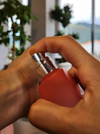 자연스러운 샴푸향이 나는 메블릭퍼퓸 케라 50ml +상큼달달한 라즈베리향이 나는 메블릭퍼퓸 라즈베리 50ml — 5점을 준 리뷰어가 2022년 9월 올린 사용 사진