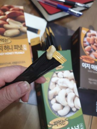 짜먹는 이지견과 짜먹는 이지아몬드, 짜먹는 이지허니피넛, 짜먹는 이지캐슈넛 각 10g X  10포 — 5점을 준 리뷰어가 2021년 2월 올린 사용 사진