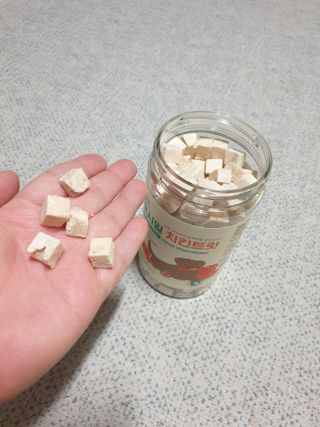 [펫시밀] 원물그대로 영양듬뿍 진공동결건조 북어트릿75g,치킨트릿100g,연어트릿75g 강아지 고양이 간식 — 5점을 준 리뷰어가 2023년 6월 올린 사용 사진