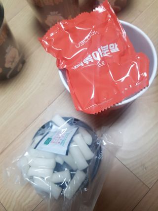 유비쿡 컵떡볶이 매운컵떡볶이2개/ 짜장컵떡볶이 2개  총 4개세트 — 3점을 준 리뷰어가 2021년 3월 올린 사용 사진
