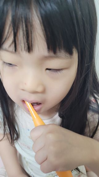 치과에서 쓰는 치약 _ 라벨제로 저불소 꼬마, 키즈, 유아, 베이비, 주니어 안전한 어린이치약 — 5점을 준 리뷰어가 2023년 3월 올린 사용 사진