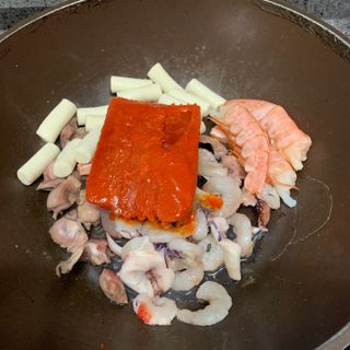 화끈한녀석들 새오똥400g 새우,오징어,똥집 볶음요리 소스,밀떡, 참기름 포함 — 5점을 준 리뷰어가 2022년 12월 올린 사용 사진