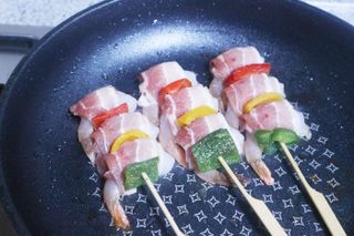 [다물꼬치] 삼겹새우롤꼬치 5개입 350g  + 데리야끼소스 120g + 매운고추소스 120g — 5점을 준 리뷰어가 2021년 12월 올린 사용 사진