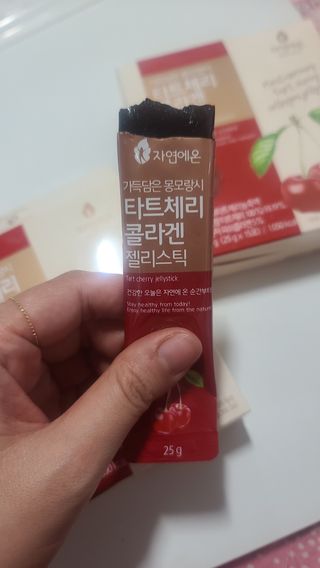 자연에온 가득담은 몽모랑시 타트체리 콜라겐 젤리스틱 — 5점을 준 리뷰어가 2021년 1월 올린 사용 사진