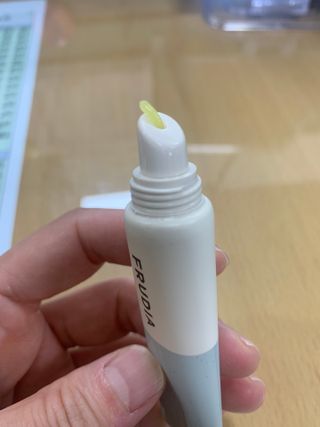 [후르디아] 올리브영 착한보습 비건 립버터 2종 — 5점을 준 리뷰어가 2023년 1월 올린 사용 사진