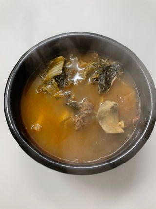 요리반상회 용문해장국 2팩 + 뚝배기 1개 — 3.5점을 준 리뷰어가 2021년 3월 올린 사용 사진
