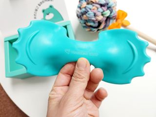 힐니스북 [힐마이넥]   거북목 통증완화를 위한 휴대용 목 안마기 — 5점을 준 리뷰어가 2022년 12월 올린 사용 사진