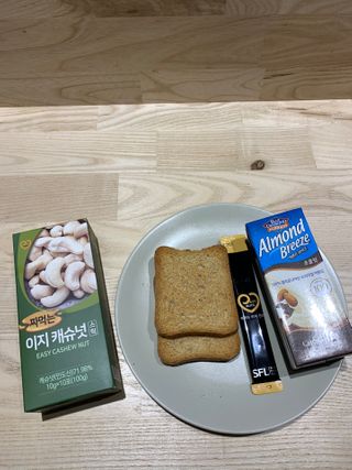 짜먹는 이지견과 짜먹는 이지아몬드, 짜먹는 이지허니피넛, 짜먹는 이지캐슈넛 각 10g X  10포 — 4점을 준 리뷰어가 2021년 3월 올린 사용 사진