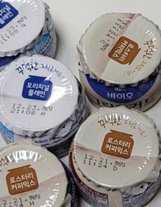 매일바이오 그릭요거트 오리지널 플레인 4개, 로스터리 커피믹스 4개 — 3점을 준 리뷰어가 2021년 12월 올린 사용 사진