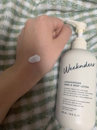 [위켄더스] 끈적임 없이 수분감을 채워주는 핸드& 바디로션 1종 랜덤발송 — 5점을 준 리뷰어가 2022년 5월 올린 사용 사진