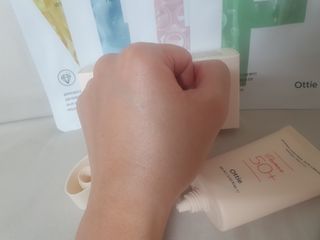 [오띠] SET_더마 컨트롤 선 크림( SPF50+ PA++++) & 100 마스크팩 x  4매 (수분/탄력/광채/장벽) — 5점을 준 리뷰어가 2022년 7월 올린 사용 사진