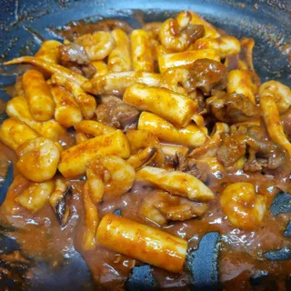 화끈한녀석들 새오똥400g 새우,오징어,똥집 볶음요리 소스,밀떡, 참기름 포함 — 3점을 준 리뷰어가 2022년 12월 올린 사용 사진