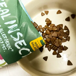 [푸디웜] 라포그  리얼인섹트 웨이트밸런스 저알러지 강아지 사료  1.2KG — 5점을 준 리뷰어가 2022년 7월 올린 사용 사진