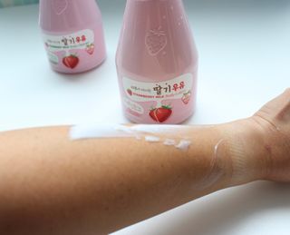 [과일나라] 피부가 마시는 딸기우유 바디클렌저&바디로션 — 5점을 준 리뷰어가 2022년 10월 올린 사용 사진