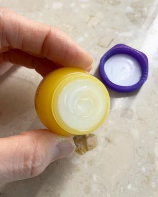 틱톡 [후르디아] 튼입술해결템 올리브영 블루베리 하이드레이팅 허니 립밤 — 5점을 준 리뷰어가 2024년 3월 올린 사용 사진