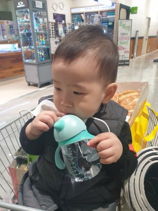유비맘 트라이탄 코니빨대컵_컬러 랜덤 발송 — 5점을 준 리뷰어가 2021년 2월 올린 사용 사진