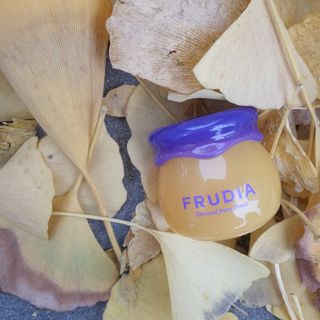 틱톡 [후르디아] 튼입술해결템 올리브영 블루베리 하이드레이팅 허니 립밤 — 5점을 준 리뷰어가 2023년 11월 올린 사용 사진