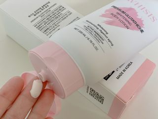위시스 프리미엄 글루타치온  화이트닝 바디로션 — 4점을 준 리뷰어가 2023년 1월 올린 사용 사진