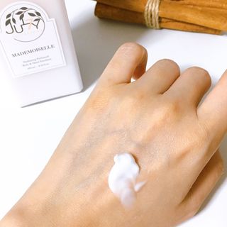 줄라이 모닝 _ JULY MORNING 줄라이모닝 하이드레이팅 퍼퓸드 바디앤핸드 에멀젼 — 4.5점을 준 리뷰어가 2021년 9월 올린 사용 사진