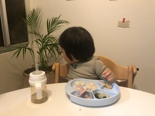 유비맘 캐릭터 실리콘 흡착 식판_색상 랜덤발송 — 5점을 준 리뷰어가 2021년 2월 올린 사용 사진