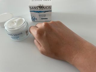 산수시 아쿠아 베네핏 24h 수부지 물광 속건조 수분크림 50ml — 4점을 준 리뷰어가 2021년 6월 올린 사용 사진