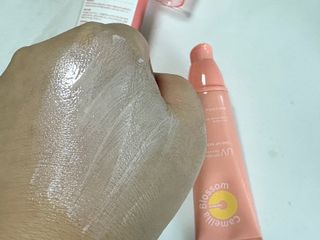 제주인디 카멜리아 블러썸 선크림 — 5점을 준 리뷰어가 2023년 9월 올린 사용 사진