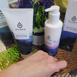 오일아리아 뉴트리 모이스처라이징 세사미 씨드 오일로션 & 데일리 디톡스 세사미 그라운즈 바디스크럽 — 5점을 준 리뷰어가 2023년 6월 올린 사용 사진