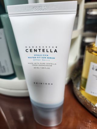 [스킨1004] 마다가스카르 센텔라 히알루-시카 워터핏 선세럼 50ml — 5점을 준 리뷰어가 2024년 5월 올린 사용 사진