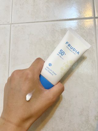 틱톡 [후르디아] 백탁NO! 화잘먹 수분광 선 에센스✨ — 5점을 준 리뷰어가 2023년 6월 올린 사용 사진